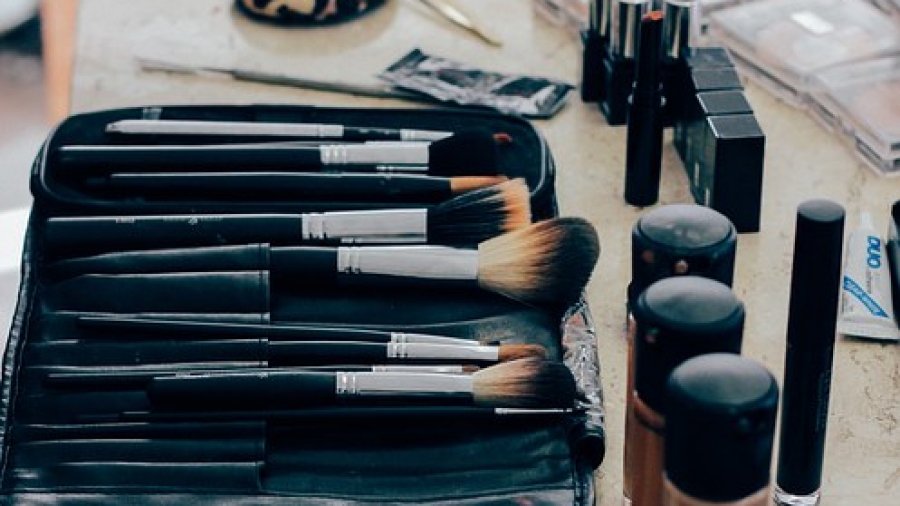 brushes for applying makeup in a kit